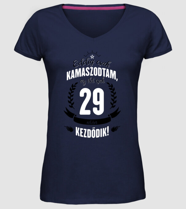  minta sötétkék pólón