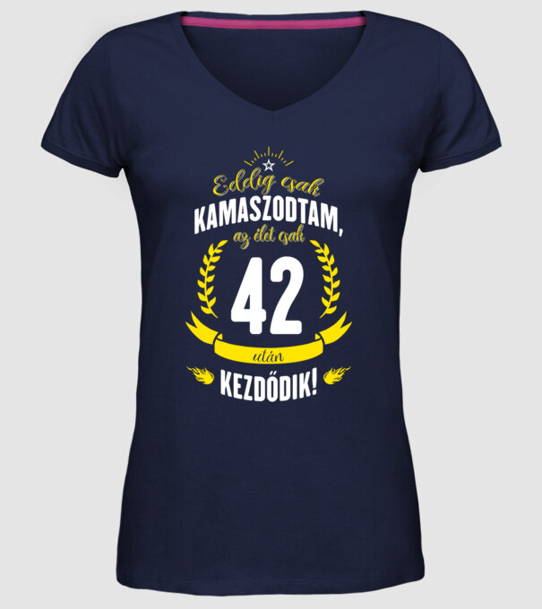  minta sötétkék pólón